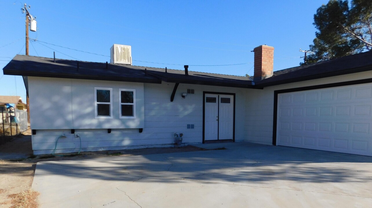 21306 Bancroft Ct in California City, CA - Building Photo