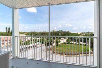 3315 58th Ave S in St. Petersburg, FL - Foto de edificio - Building Photo