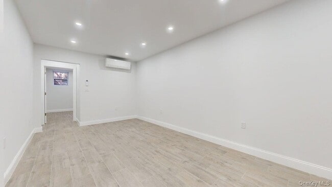 72-17 66th Pl in Queens, NY - Foto de edificio - Building Photo