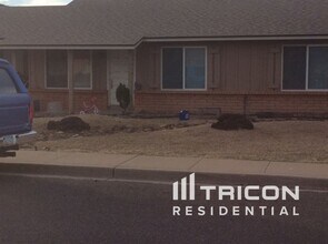 2153 E Claire Dr in Phoenix, AZ - Foto de edificio - Building Photo