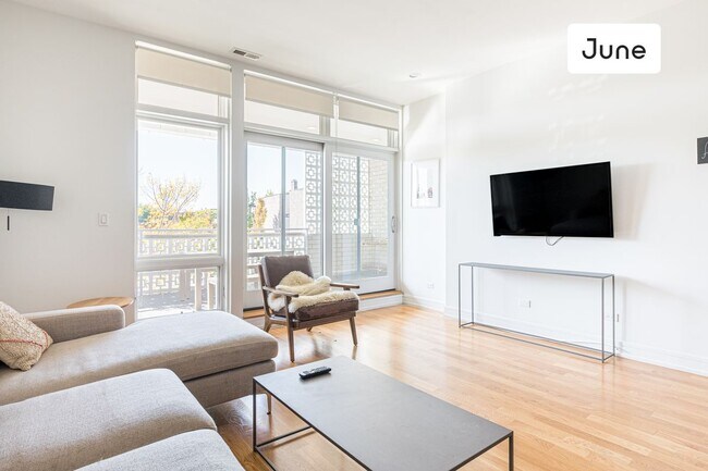 2048 W Chicago Ave in Chicago, IL - Building Photo - Building Photo