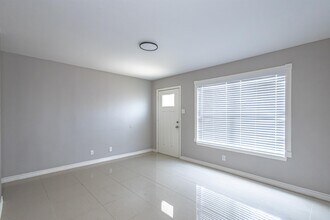 1001 Castle Heights Dr in Laredo, TX - Building Photo - Building Photo
