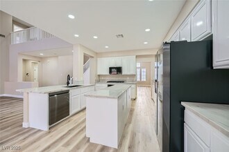 9272 W Viking Rd in Las Vegas, NV - Building Photo - Building Photo