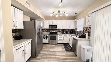 6010 Lakeside Manor Ave in Indianapolis, IN - Building Photo - Building Photo