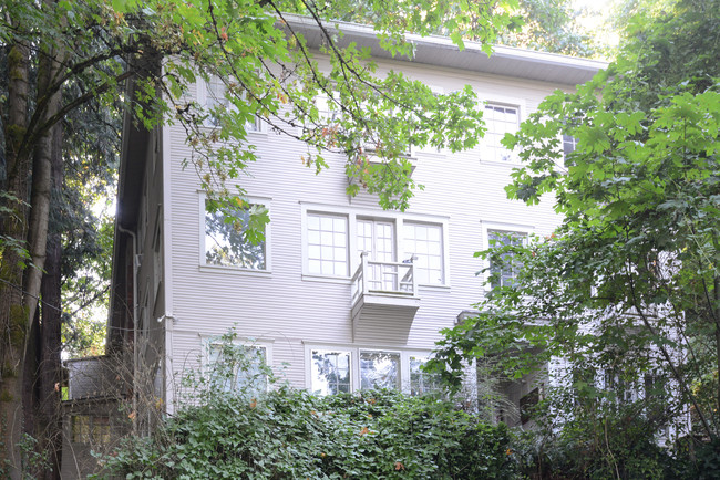 1310 SW College St in Portland, OR - Foto de edificio - Building Photo