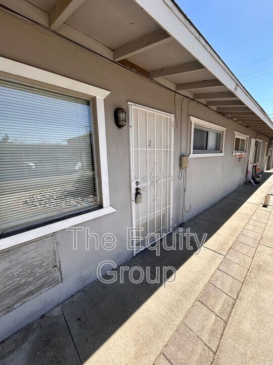 321 E Elm St in Hanford, CA - Building Photo