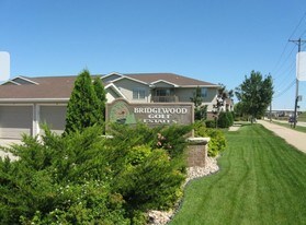 Bridgewood Golf Estates in Neenah, WI - Building Photo