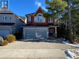 32 Escapade Dr in Richmond Hill, ON - Building Photo