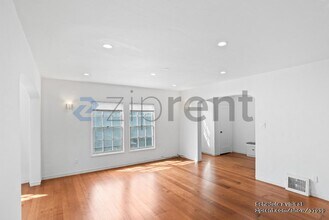 2433 Ivy Dr in Oakland, CA - Foto de edificio - Building Photo