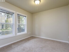 187 NE 79th Ave in Hillsboro, OR - Building Photo - Building Photo