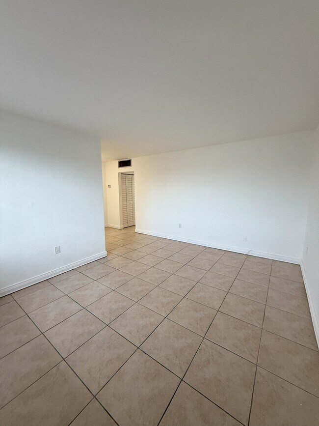 5165 W Flagler St in Coral Gables, FL - Foto de edificio - Building Photo