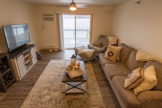 455 Century Pl, Unit 215 in Onalaska, WI - Foto de edificio - Building Photo