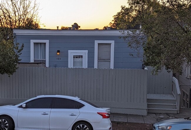 121 Santa Fe Ave, Unit A, Unit A