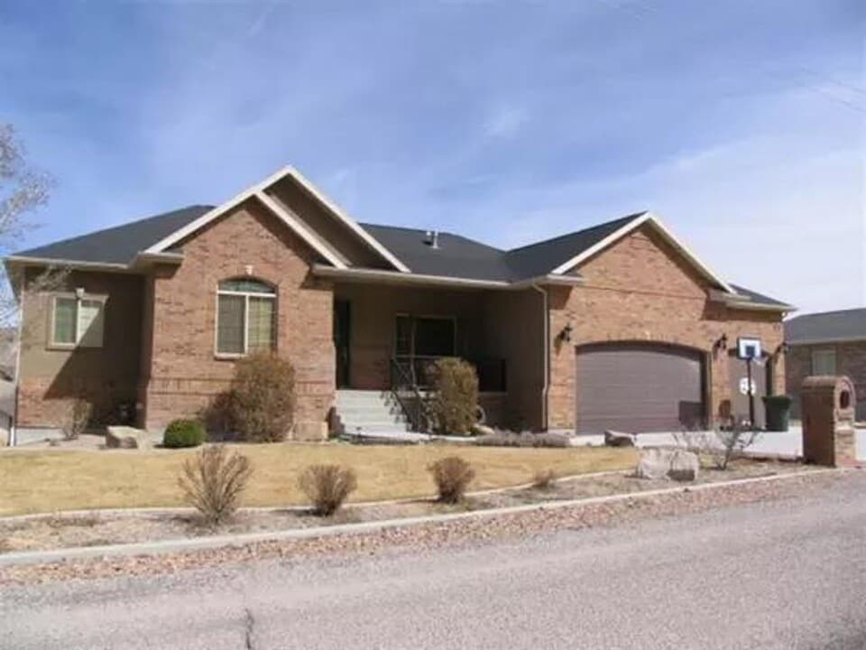 2561 Fairway Ln in Helper, UT - Building Photo