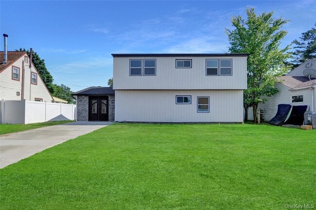 12 Woodcock Ln in Levittown, NY - Foto de edificio - Building Photo