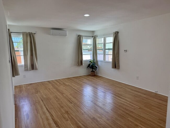 716 S Walnut Ave in Brea, CA - Foto de edificio - Building Photo