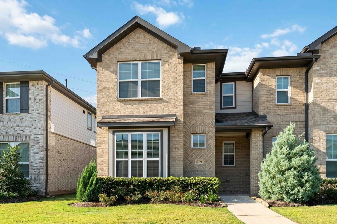 8021 Scanlan Trl in Sienna, TX - Building Photo