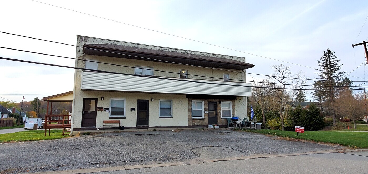 1300 Stewart St in Natrona Heights, PA - Building Photo
