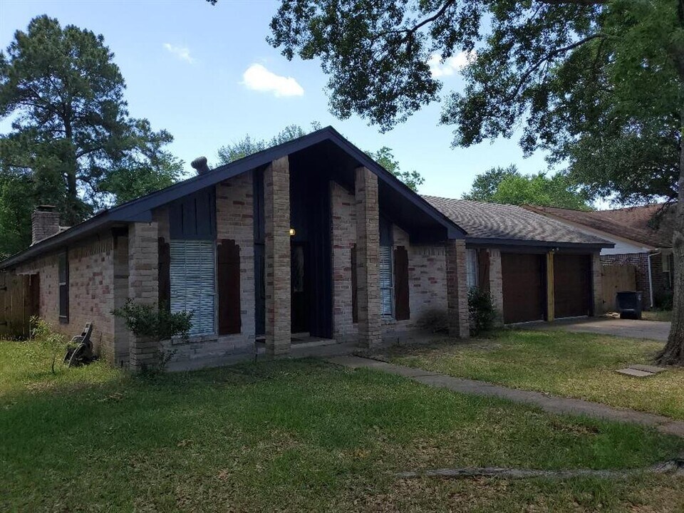 6831 Stoney River Dr in Spring, TX - Building Photo