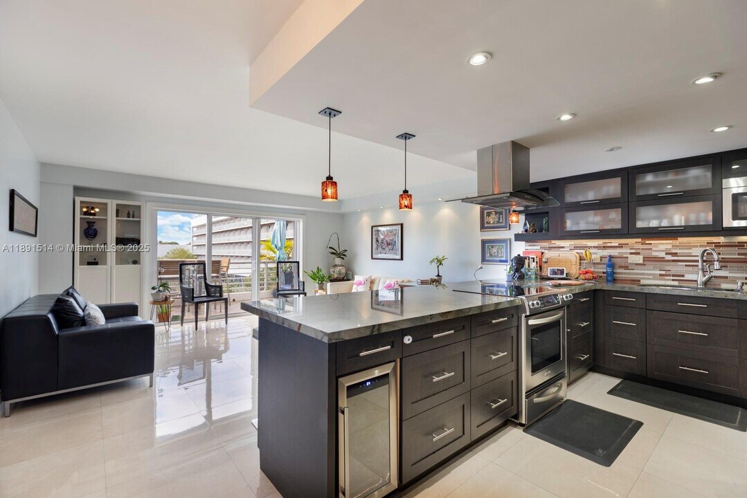 2977 McFarlane Rd in Miami, FL - Building Photo