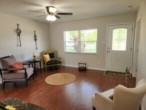 337 Shore Dr E in Oldsmar, FL - Foto de edificio - Building Photo