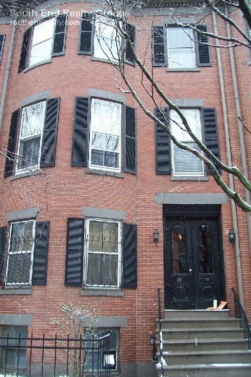 property at 19 E Springfield St