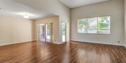 1110 NW 108th Ave in Plantation, FL - Foto de edificio - Building Photo