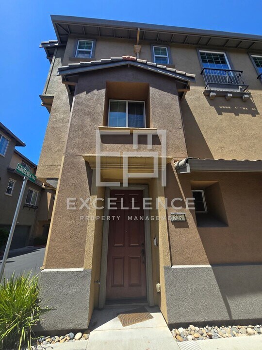 528 Almaden Walk Loop in San Jose, CA - Building Photo