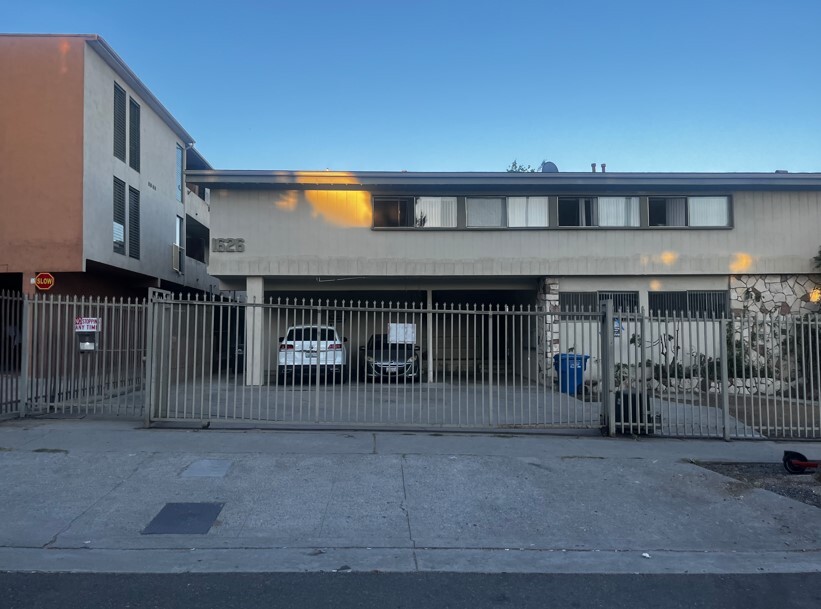 1626 N Hobart Blvd in Los Angeles, CA - Building Photo