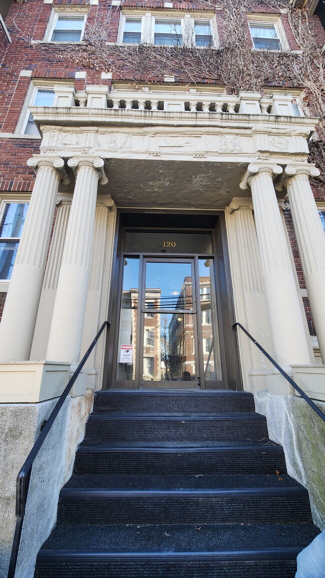 120 Brainerd Rd, Unit 12 in Allston, MA - Foto de edificio - Building Photo
