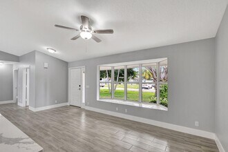 843 Azalea Dr in Royal Palm Beach, FL - Building Photo - Building Photo