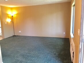 200 SW Florence Ave, Unit i-8 in Gresham, OR - Foto de edificio - Building Photo