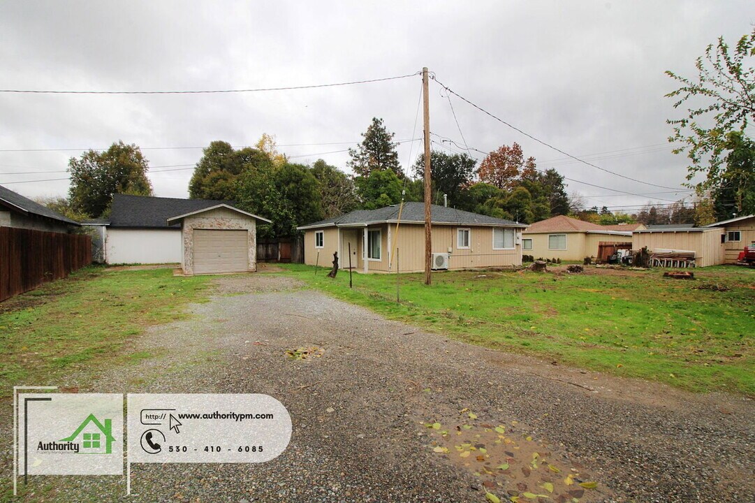 3120 Pioneer Ln in Redding, CA - Building Photo