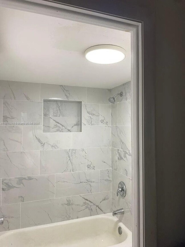 1200 NE Miami Gardens Dr in North Miami Beach, FL - Building Photo - Building Photo