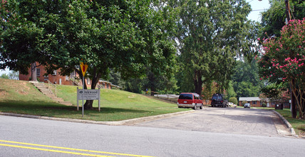 Oakwood Apartments in Raleigh, NC - Building Photo - Building Photo