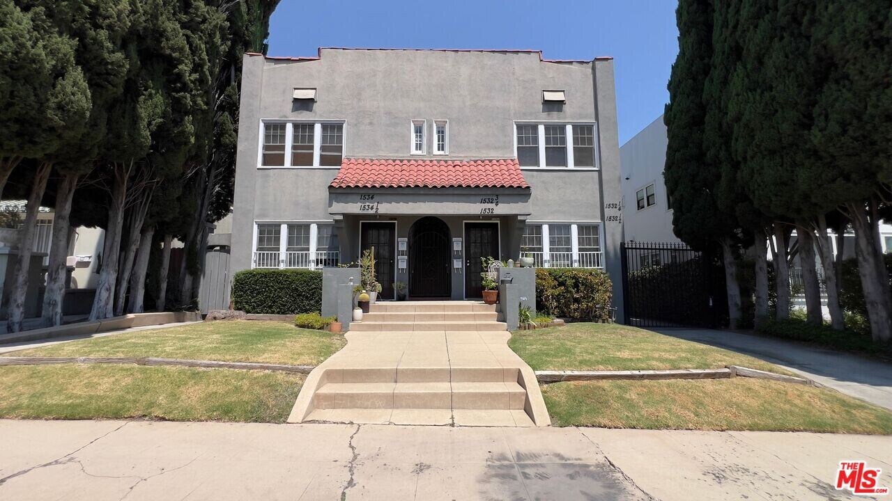 1532 Rosalia Rd in Los Angeles, CA - Building Photo