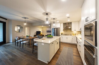 NOVEL River Oaks by Crescent Communities in Houston, TX - Foto de edificio - Building Photo