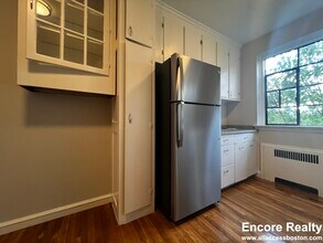 115 Longwood Ave, Unit 12 in Brookline, MA - Foto de edificio - Building Photo