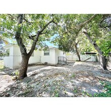7156 NW 15th Ct in Miami, FL - Foto de edificio - Building Photo