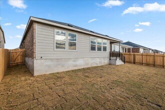 212 Seven Seas Dr in Kyle, TX - Foto de edificio - Building Photo