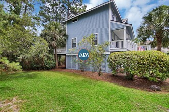 15 Pine Burr Rd E in Hilton Head Island, SC - Building Photo - Building Photo