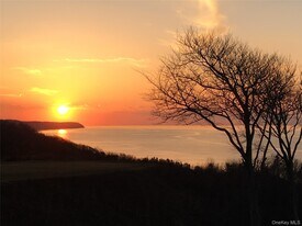 508 Fox Hill Dr in Calverton, NY - Building Photo