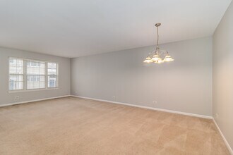 520 Lincoln Station Dr in Oswego, IL - Building Photo - Building Photo