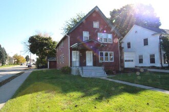 2100 S 81st St in West Allis, WI - Building Photo - Building Photo