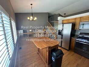 1472 N 350 E in Layton, UT - Foto de edificio - Building Photo