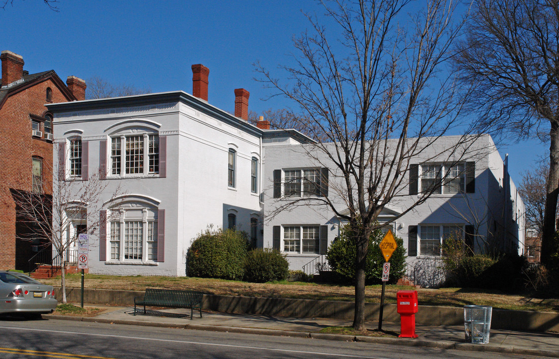 Fan Apartment Complex in Richmond, VA - Foto de edificio