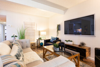 Casitas Apartments in Davis, CA - Building Photo - Interior Photo