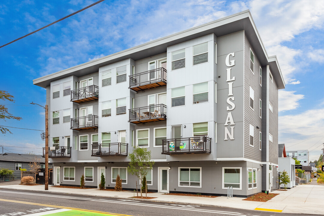 Glisan in Portland, OR - Building Photo