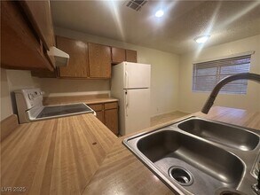 1873 Dwarf Star Dr in Las Vegas, NV - Building Photo - Building Photo