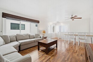 309 Onyx Ave in Newport Beach, CA - Building Photo